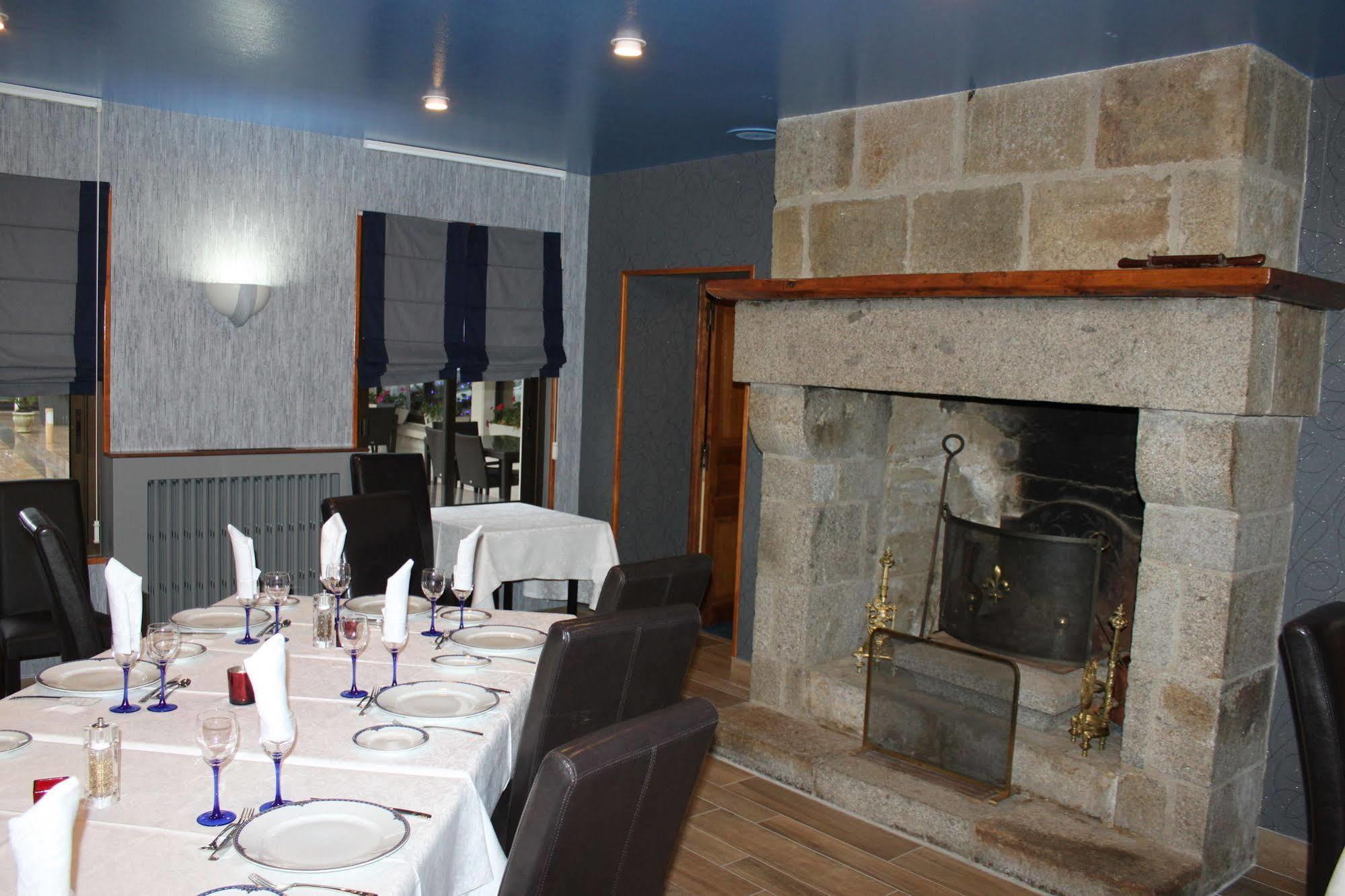 Le Val-Saint-Père Hotel Restaurant Les 13 Assiettes מראה חיצוני תמונה