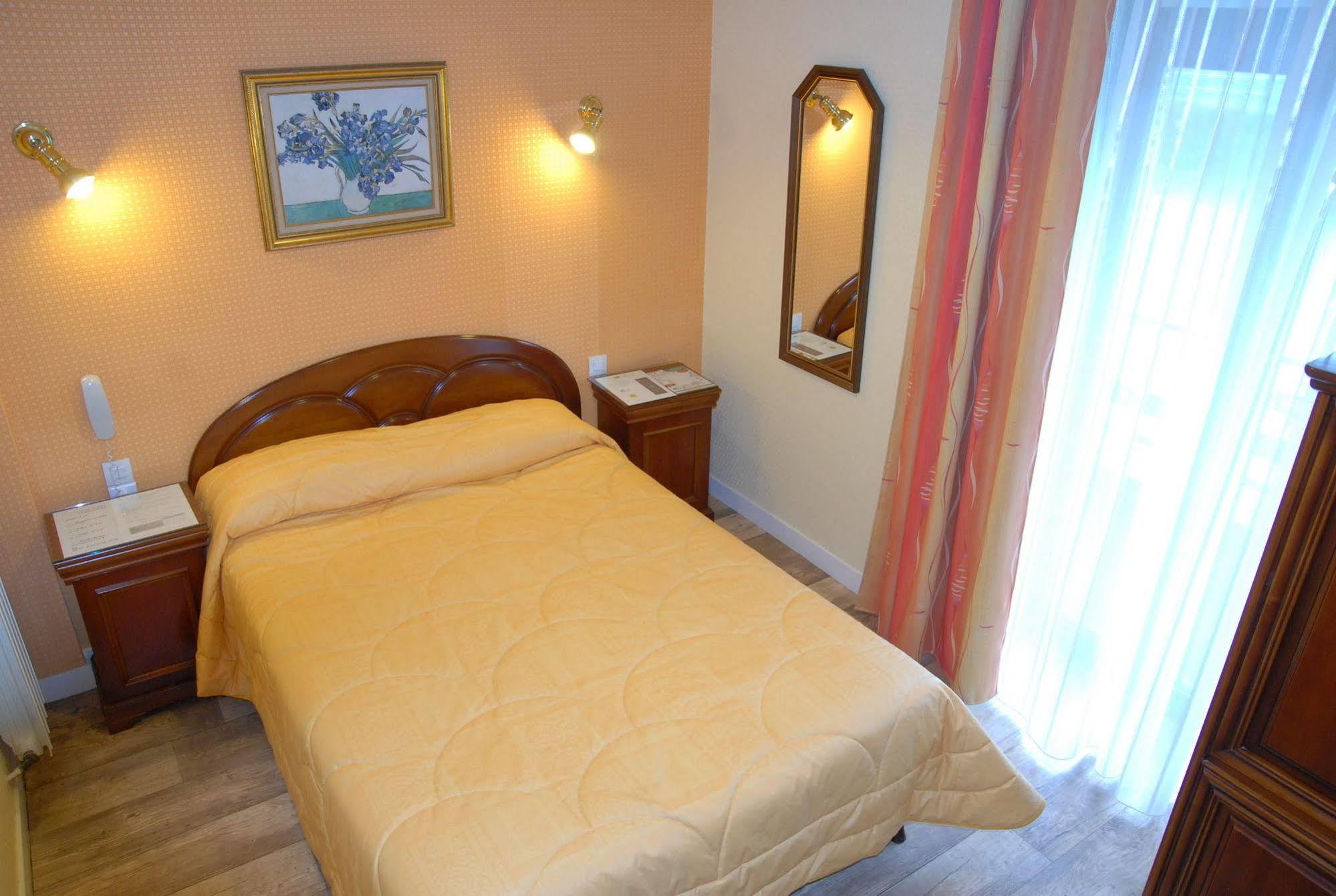 Le Val-Saint-Père Hotel Restaurant Les 13 Assiettes מראה חיצוני תמונה