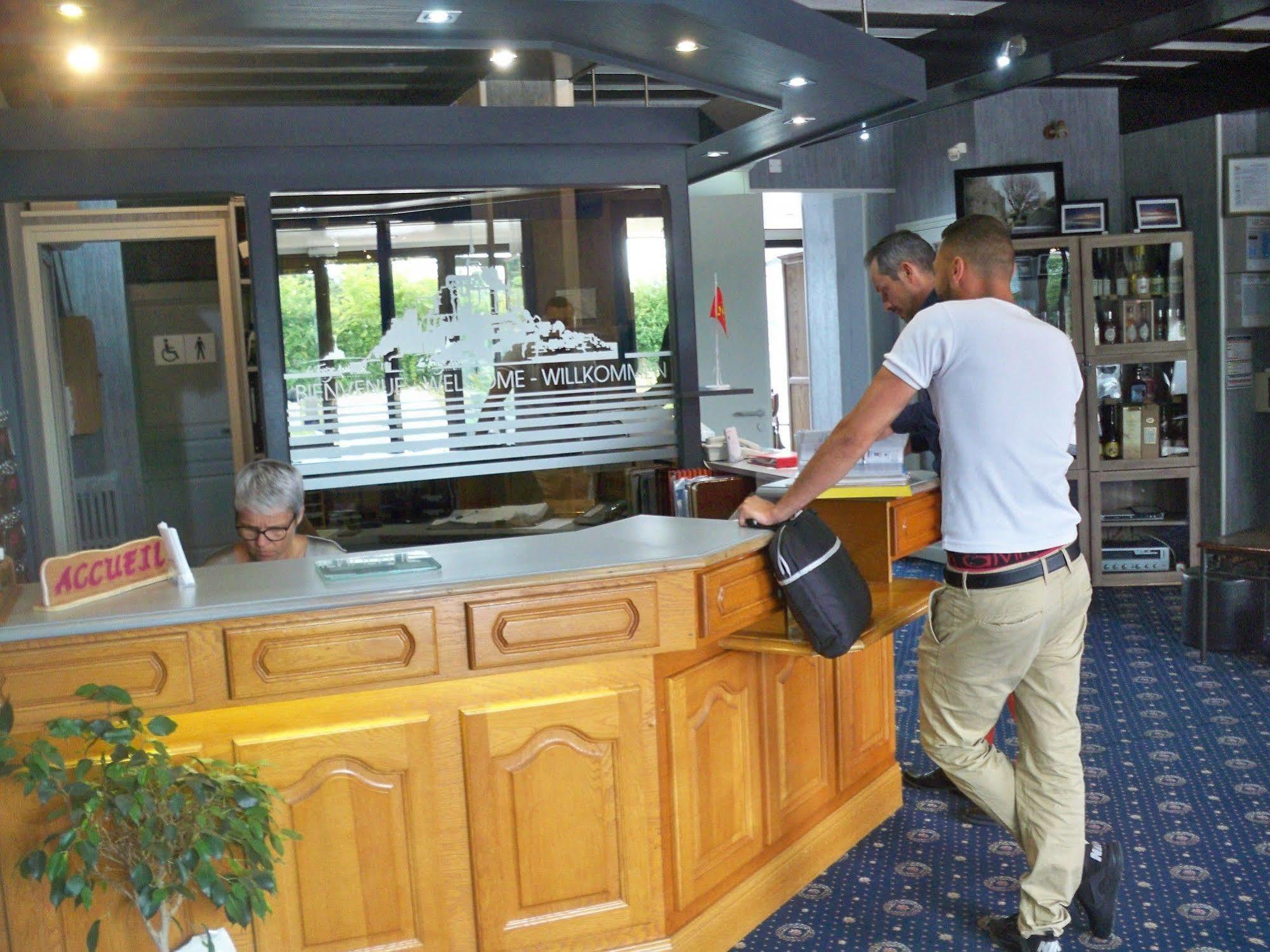 Le Val-Saint-Père Hotel Restaurant Les 13 Assiettes מראה חיצוני תמונה