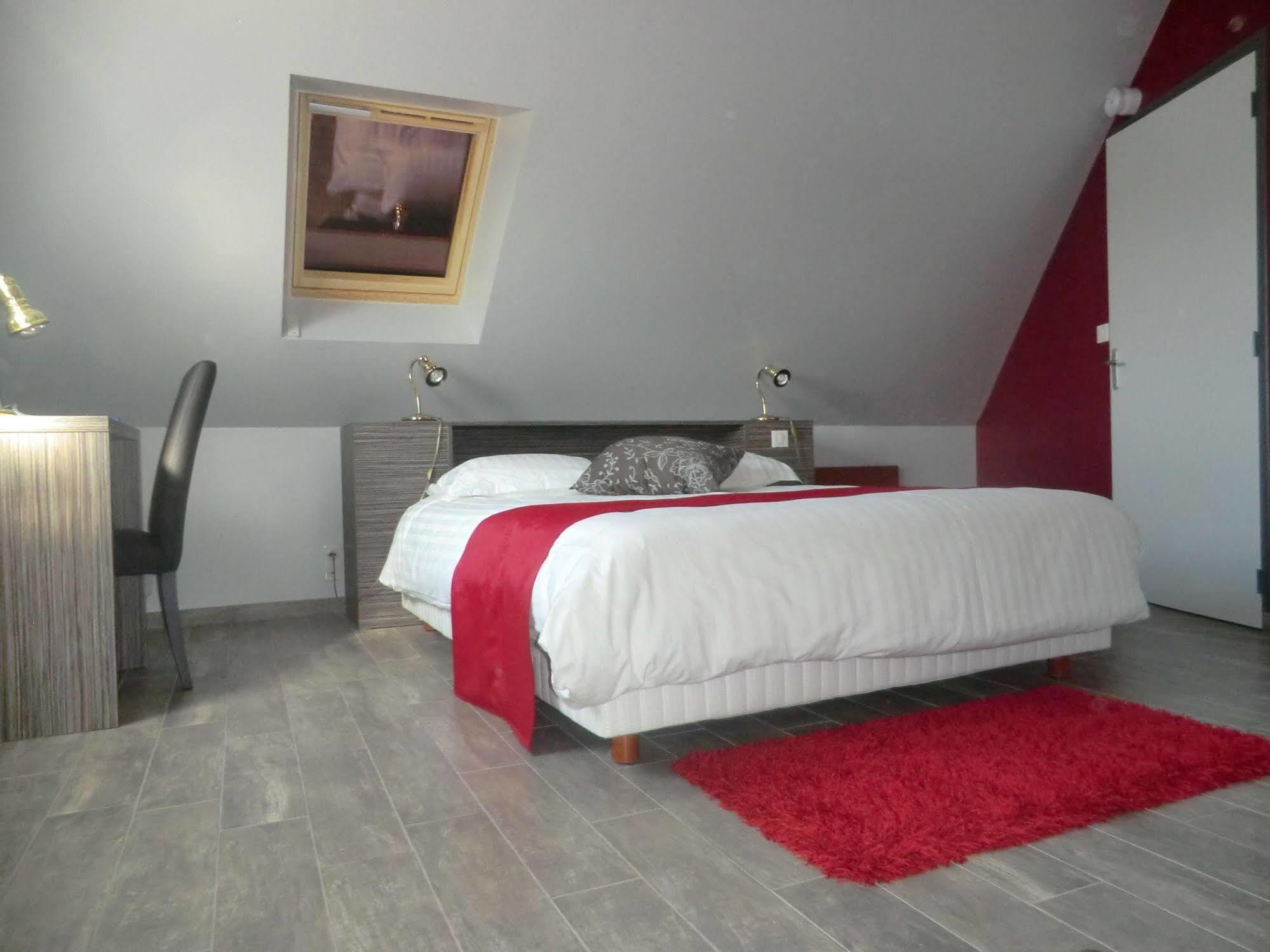 Le Val-Saint-Père Hotel Restaurant Les 13 Assiettes מראה חיצוני תמונה