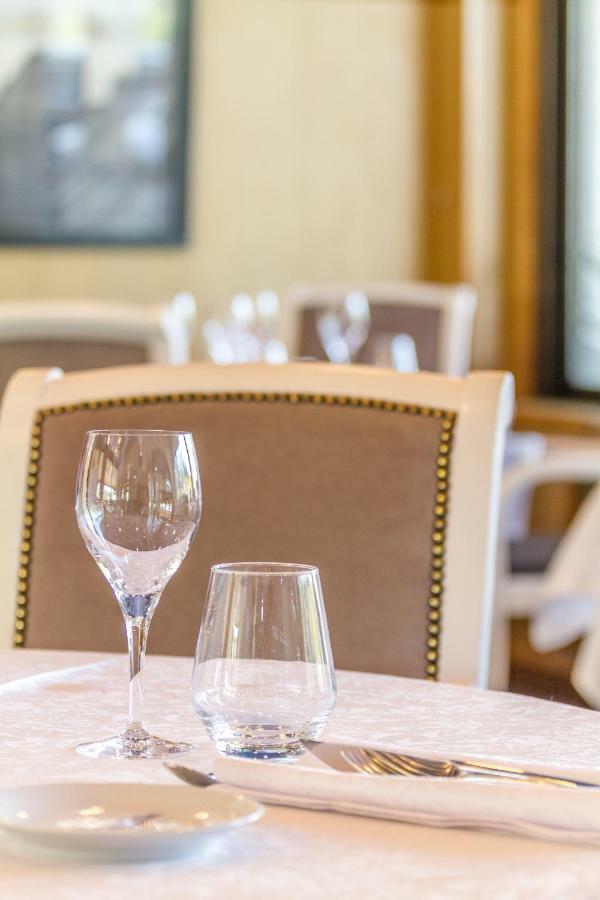Le Val-Saint-Père Hotel Restaurant Les 13 Assiettes מראה חיצוני תמונה